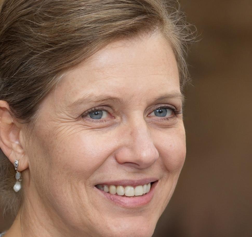 Professional portrait of Linh Nguyen, blockchain developer